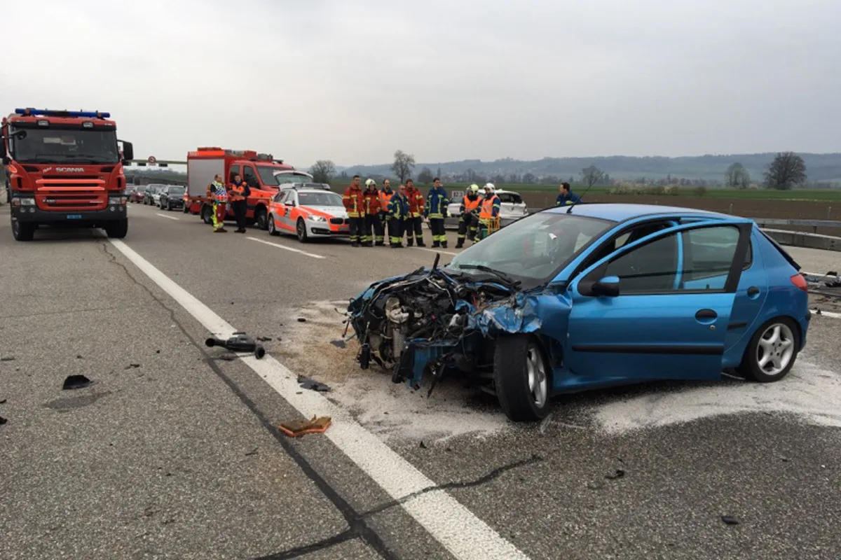 Lengnau BE - Mehrere Verletzte nach Crash, A5 gesperrt