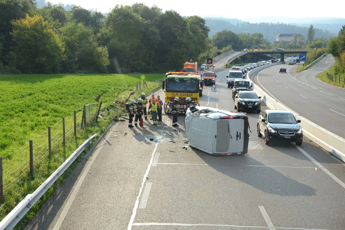 Lausen BL - Lieferwagen auf der A22 überschlagen