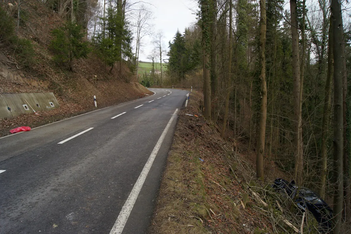 Baar: Auto landet im Tobel - vier Verletzte