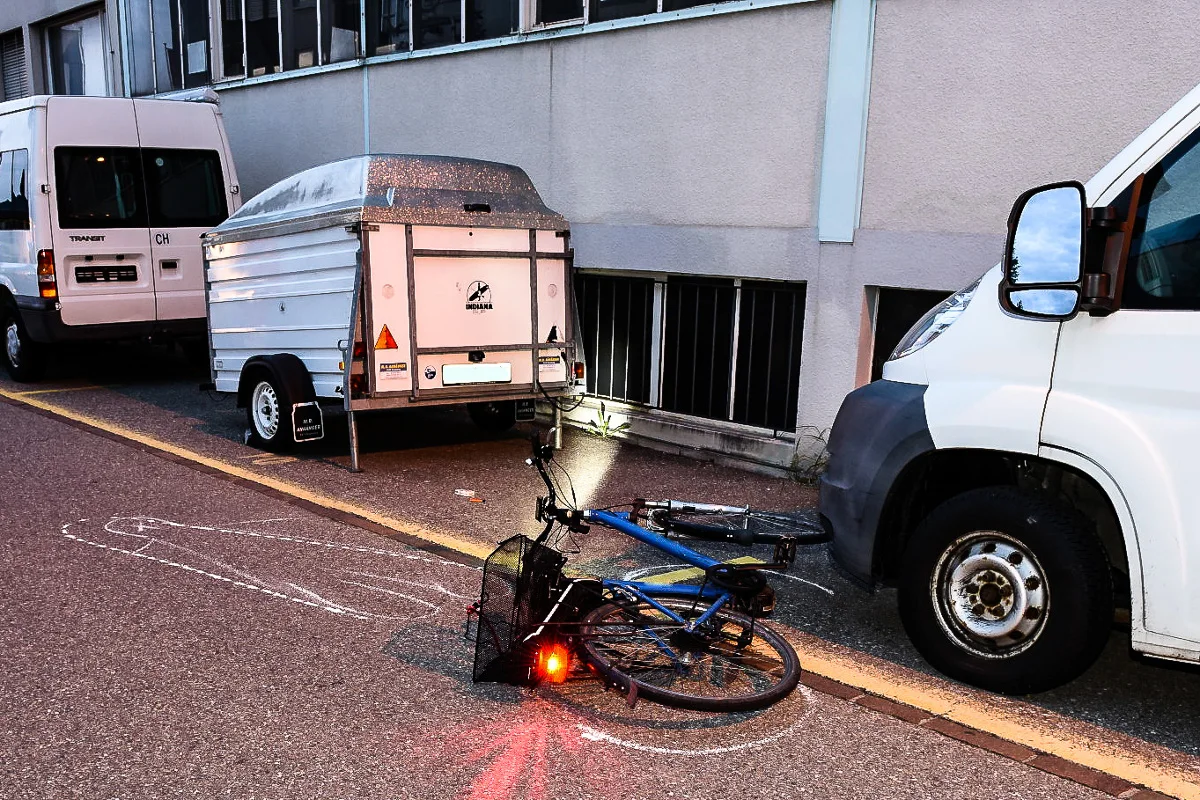 Hinwil ZH - E-Bike-Fahrer schwer verletzt nach Sturz