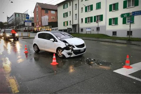 St. Gallen SG - Zwei Autos kollidieren auf Zürcher Strasse