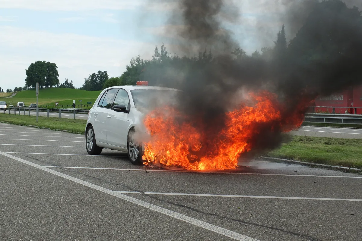 Gossau: Sportwagen in Leitplanke gesetzt
