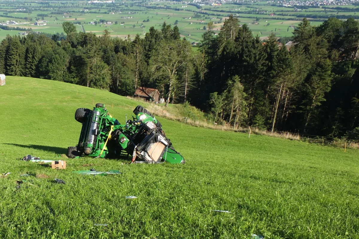 Anhänger stösst in Altstätten SG gegen Traktor