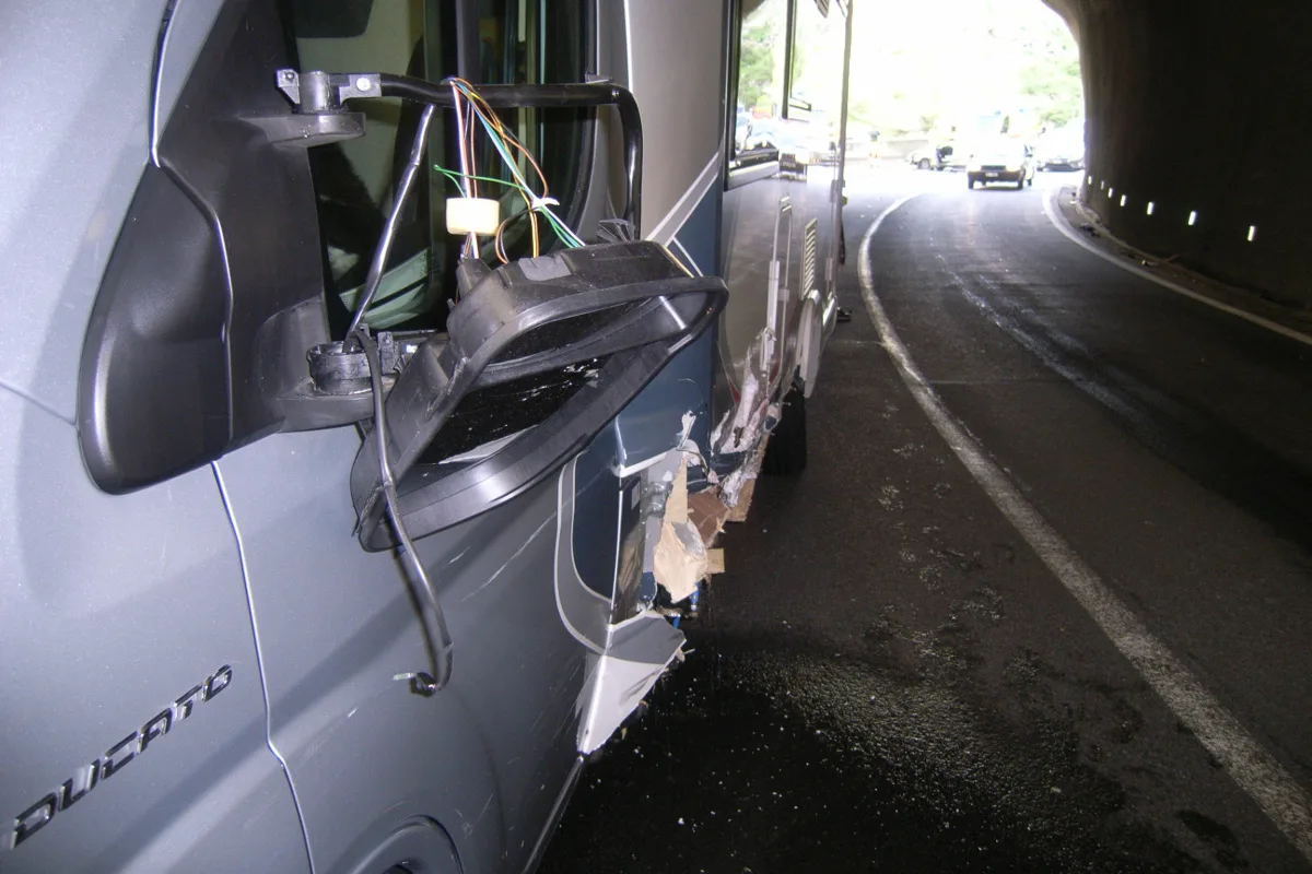 Kollision zwischen Wohnmobil und Auto bei Andermatt UR