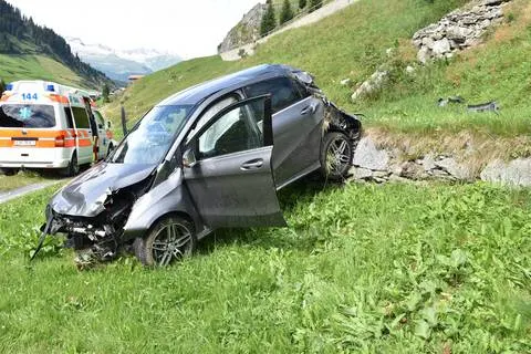 Curaglia GR - Auto überschlägt sich - Lenker verletzt