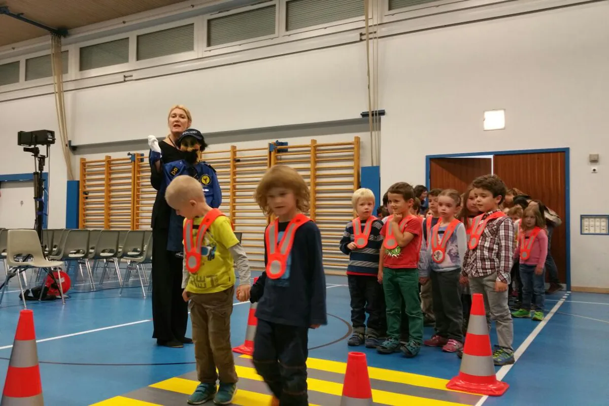 Verkehrserziehung durch das Puppentheater "tiramisü"