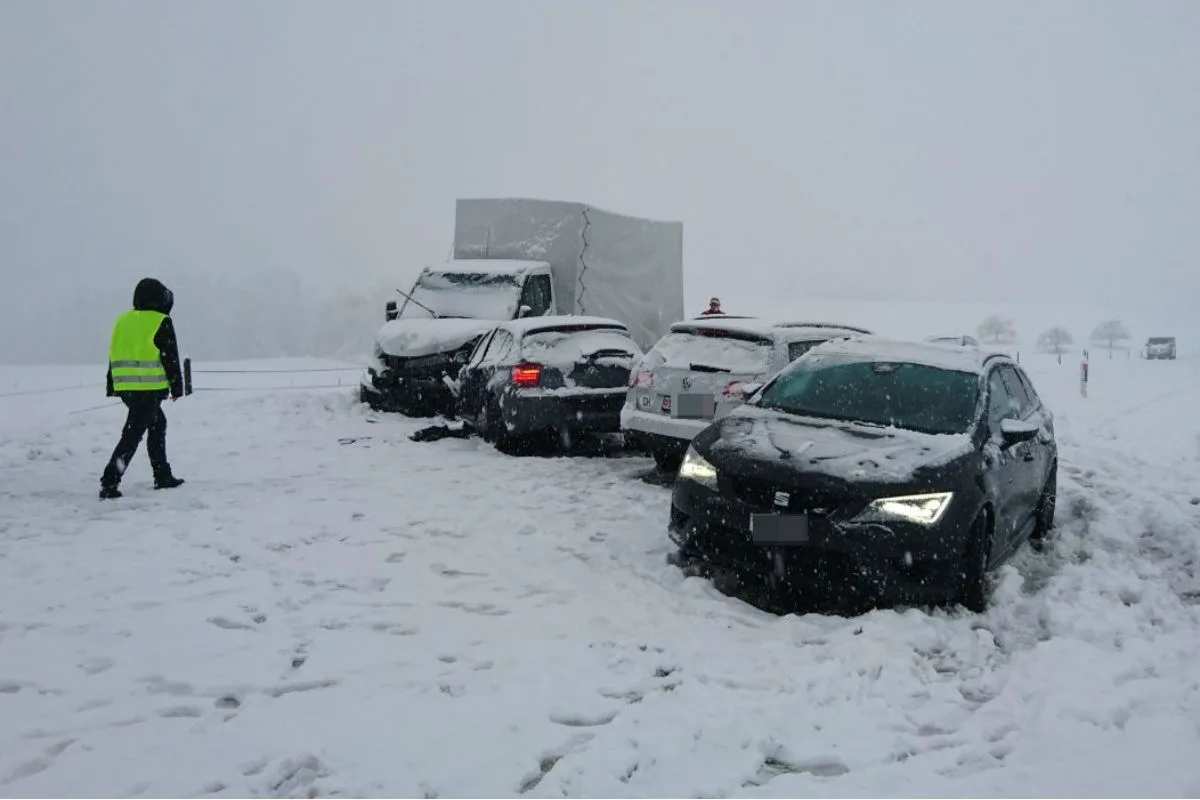 Kanton St. Gallen SG -  Erneuter Wintereinbruch führt zu chaotischen Strassenverhältnissen