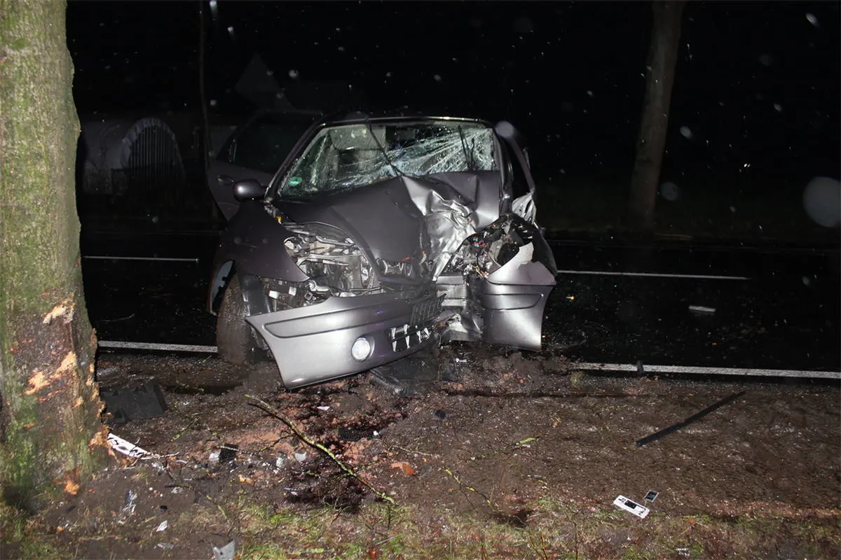 Coesfeld NRW - Alkoholisierter PKW-Fahrer kollidierte mit Baum