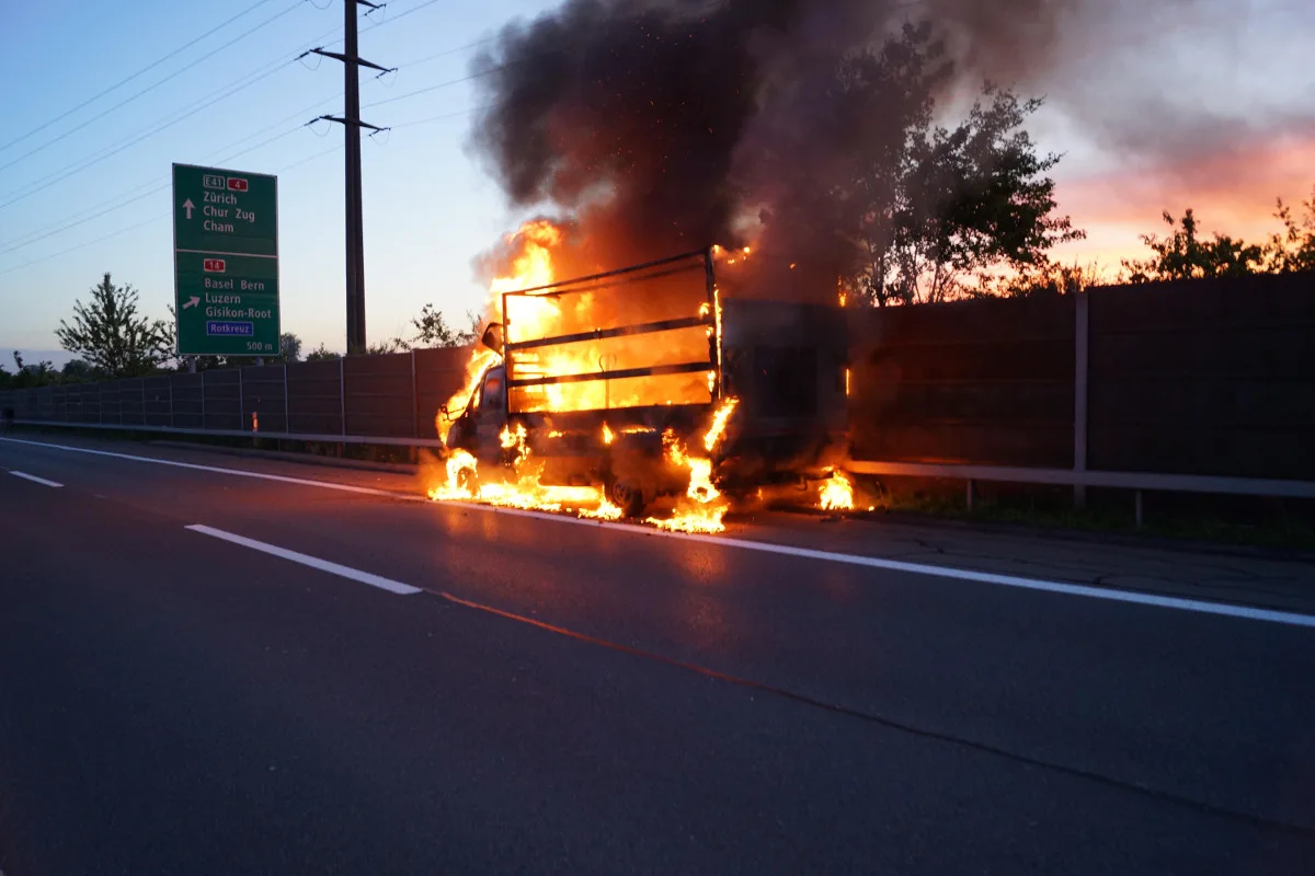 Risch Rotkreuz ZG - Lieferwagen auf der A4 in Vollbrand