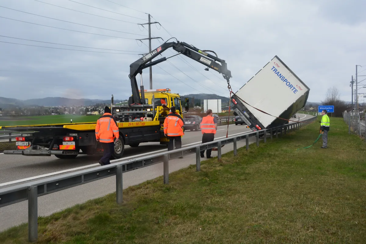 Sirnach/A1: Windböe drückt Anhänger auf Leitplanke