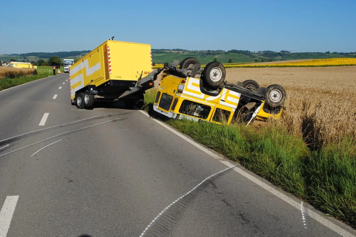 Lieferwagen mit Anhänger in Neunkirch SH umgekippt