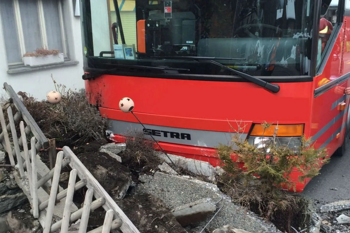 Totalschaden: Linienbus prallt in Adelboden in Steinmauer