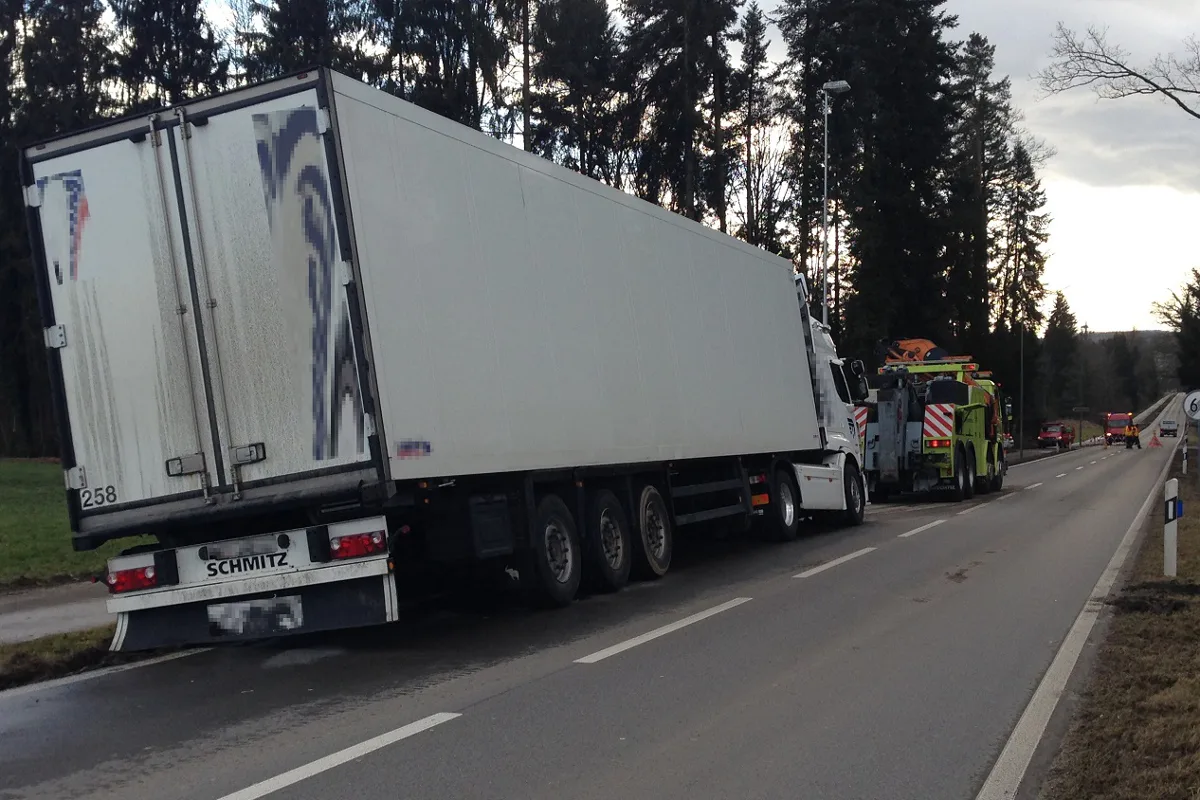 Steckengebliebener Lastwagen behindert Feierabendverkehr in Cham