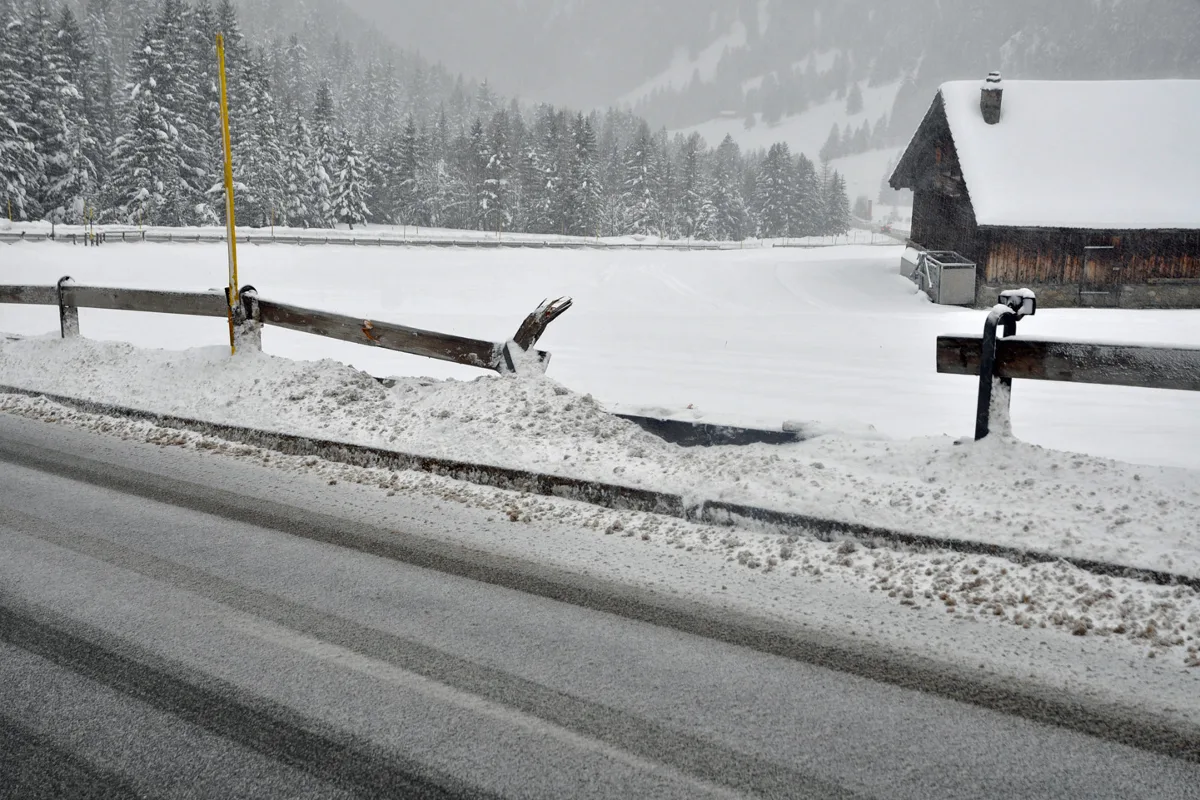 In Malbun Holzzaun gerammt und abgehauen