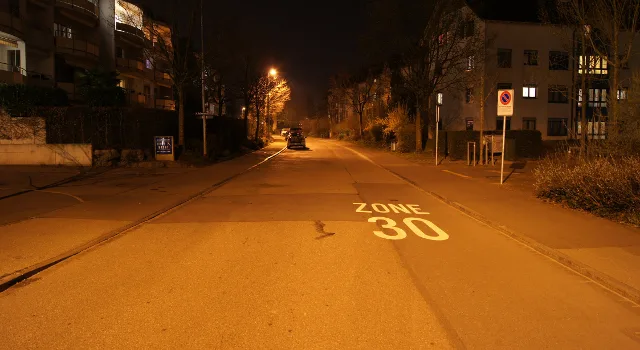 Jugendlicher in Steinhausen angefahren - Fahrer geflüchtet