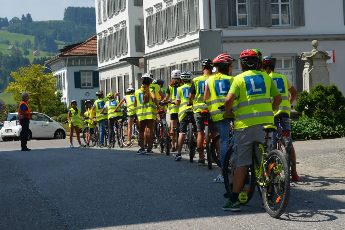 Heiden AR - Sechstklässler legen Radfahrerprüfung ab