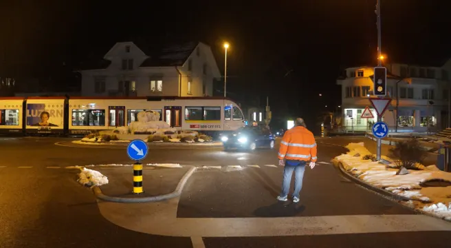 Beinwil am See: Rotlicht übersehen und mit Zug kollidiert