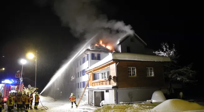 Brand zerstört Mehrfamilienhaus in Rothenthurm