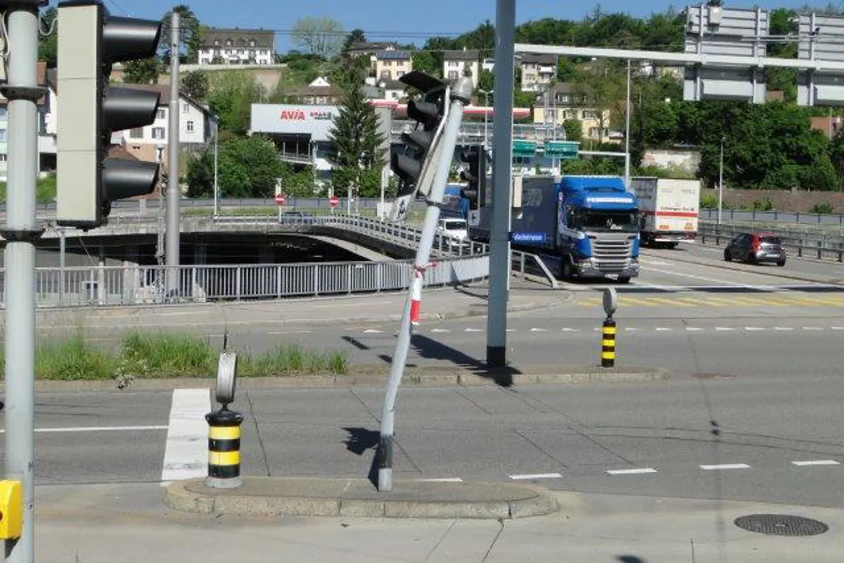Stadt Schaffhausen SH - Lichtsignalanlage "Schönenberg" massiv beschädigt - Zeugenaufruf