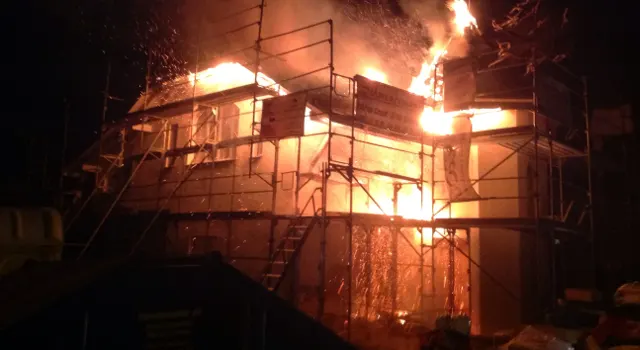 Wohnhaus in Niederlenz von Flammen umhüllt