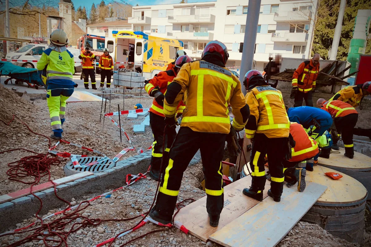 St. Gallen SG - Bauarbeiter unter Kies verschüttet
