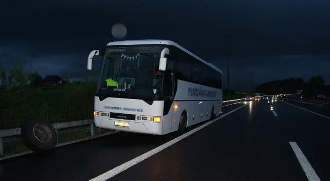 Knonau: Reisecar verliert Rad auf der A4