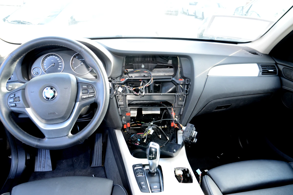 Mehrere Fahrzeugaufbrüche bei Autohandel in Kerns