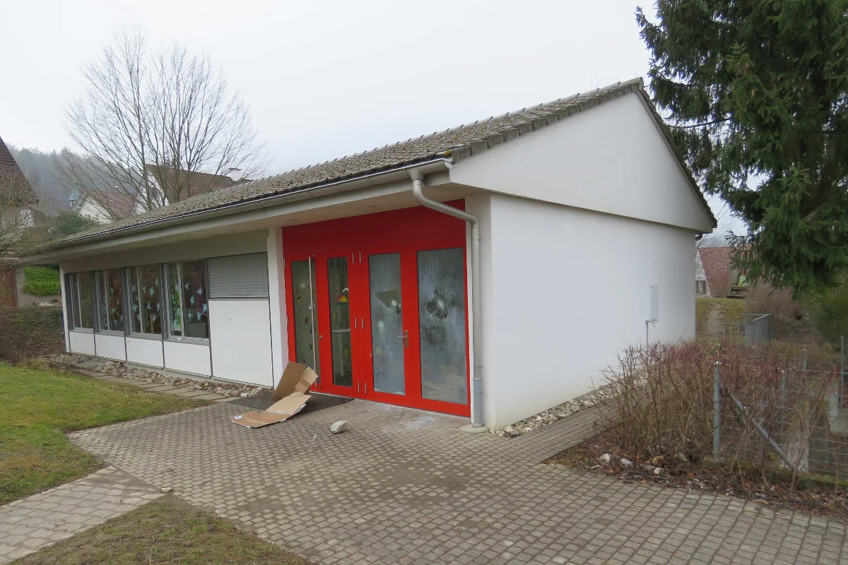 Münchwilen AG - Betrunkene Jugendliche werfen Scheiben von Kindergarten ein