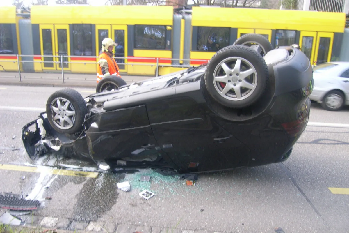 Basel: Überschlagen und auf Dach gelandet