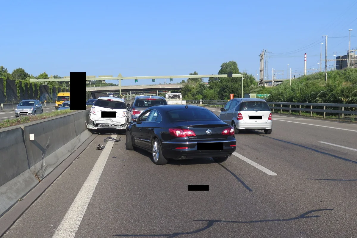 Stau nach Auffahrcrash auf der A2 bei Birsfelden