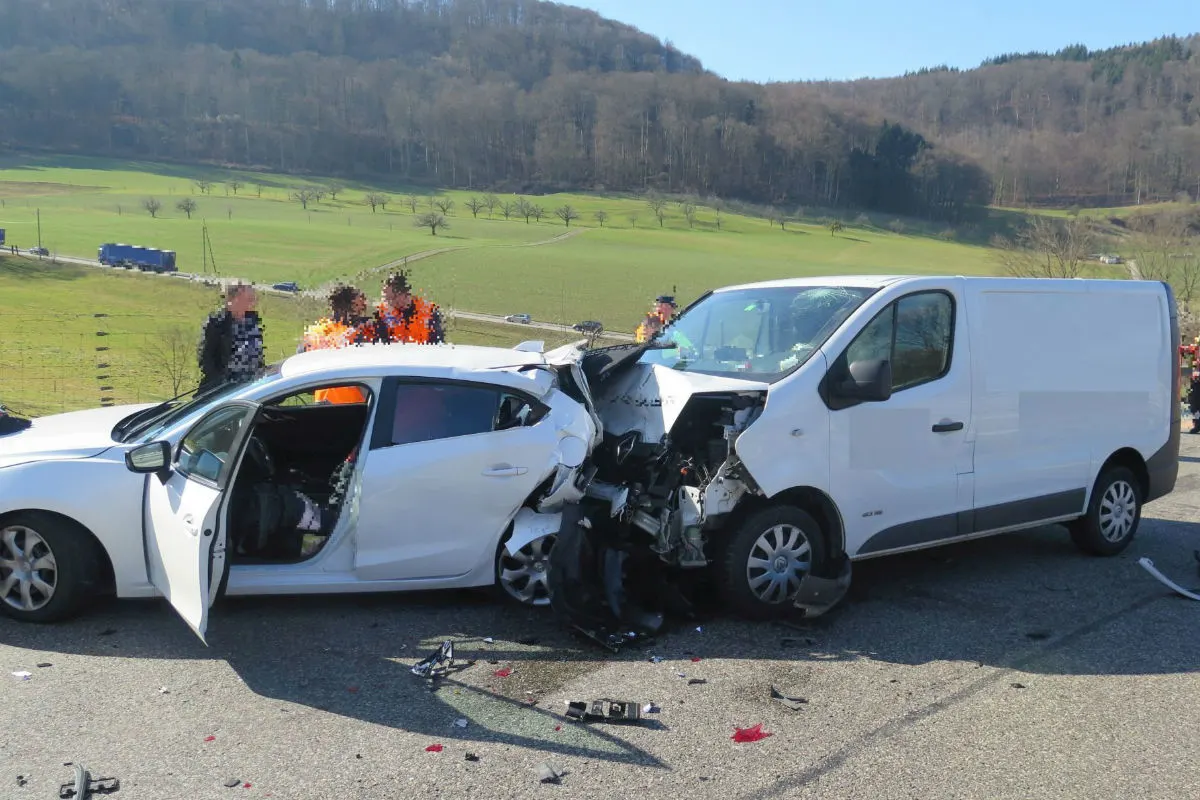 Arisdorf BL/ A2 - Drei Verletzte nach Auffahrcrash