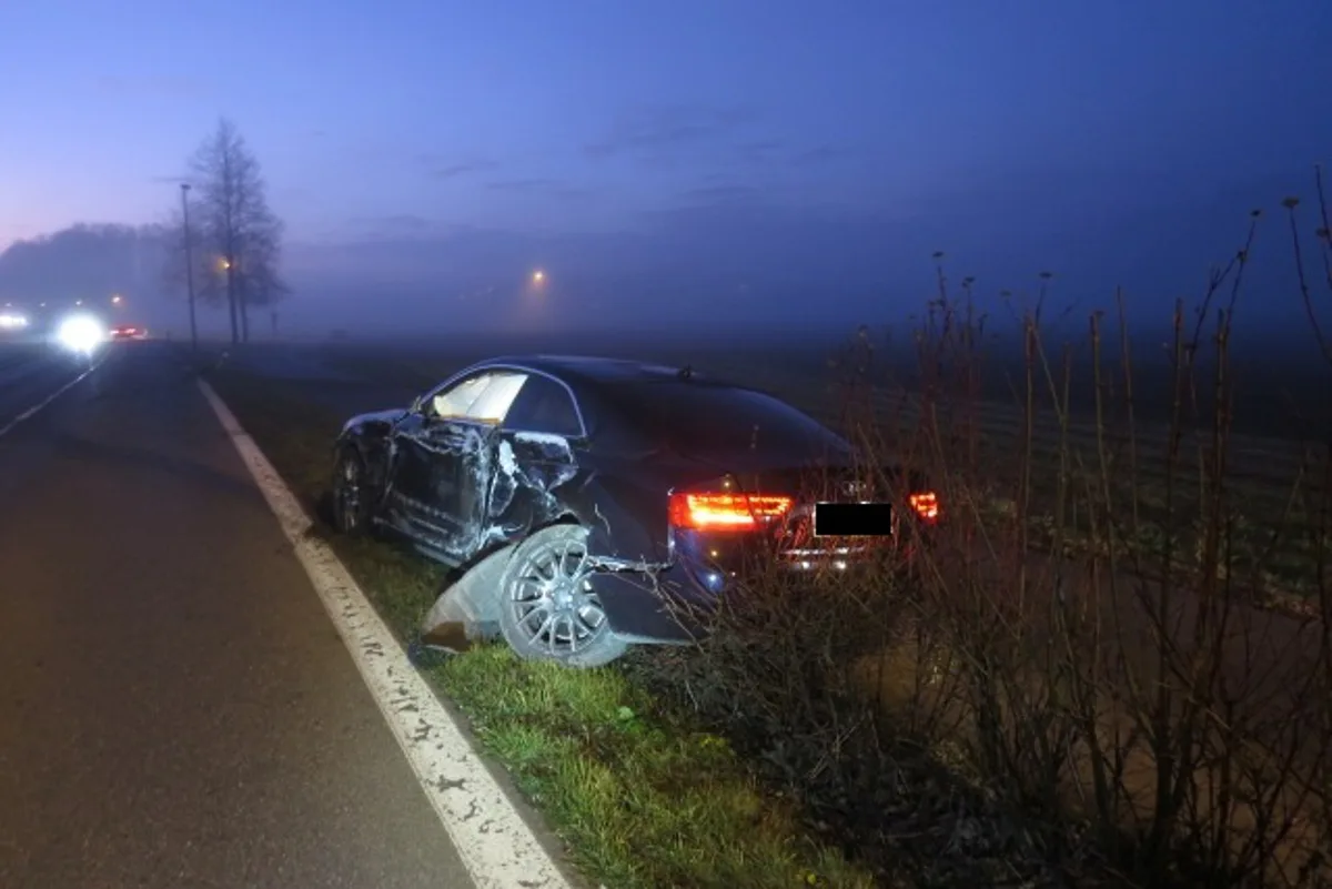 Audi in Fislisbach mit Kandelaber kollidiert