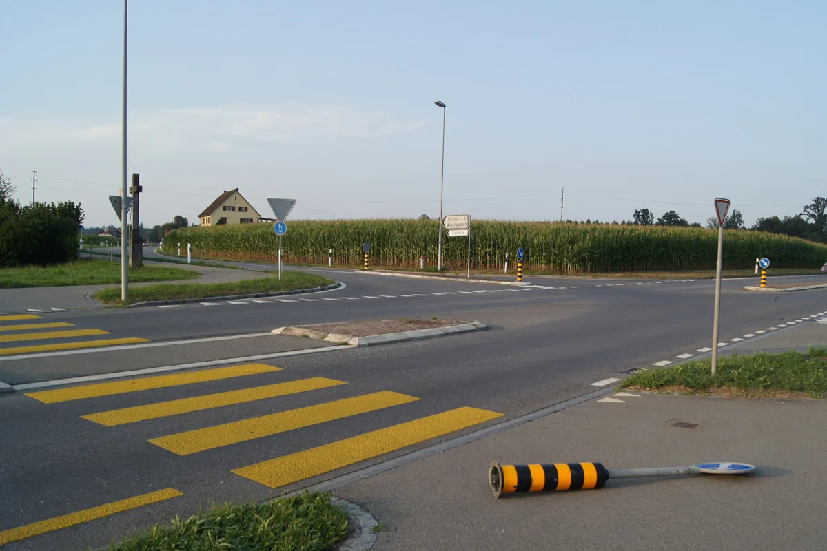 Neulenker rammt in Hünenberg Verkehrstafel