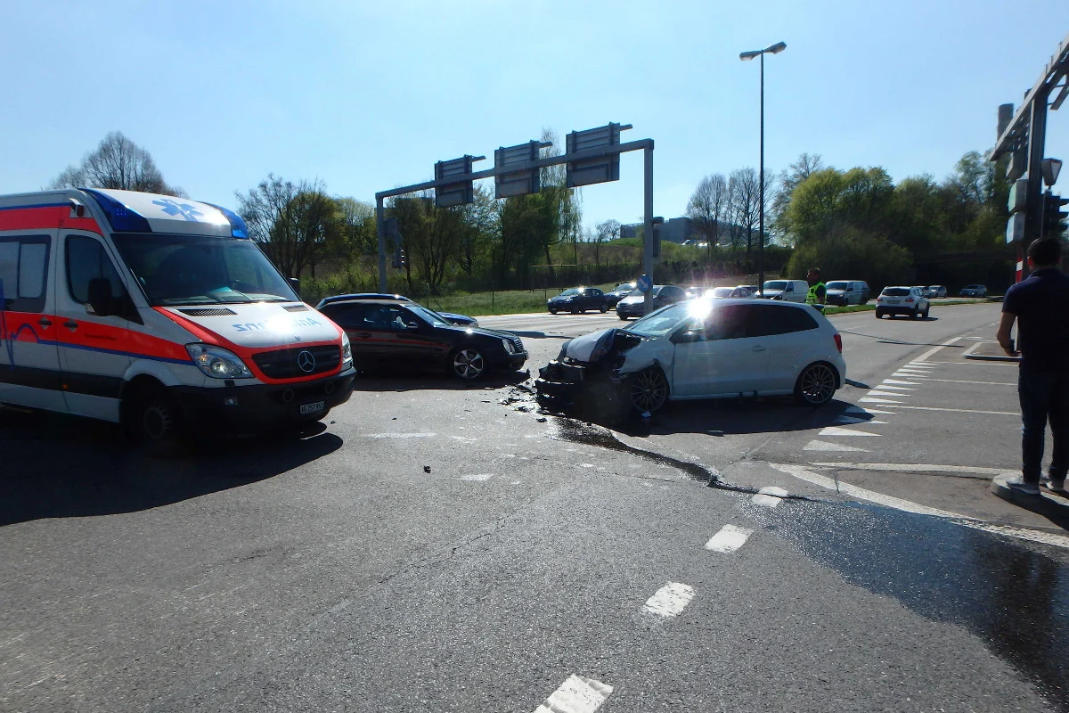 Heftiger Crash auf Kreuzung in Dättwil - Zeugenaufruf