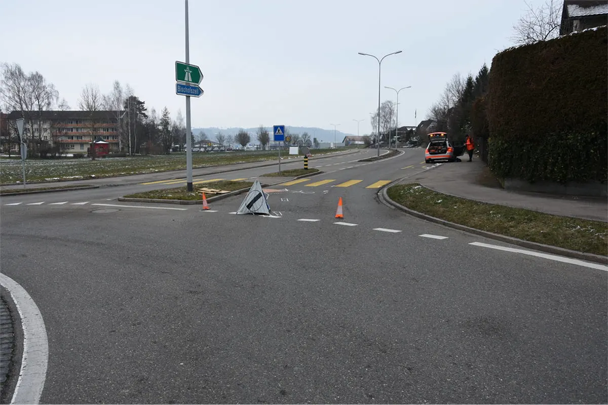 Niederuzwil SG - Mofafahrerin bei Kollision verletzt