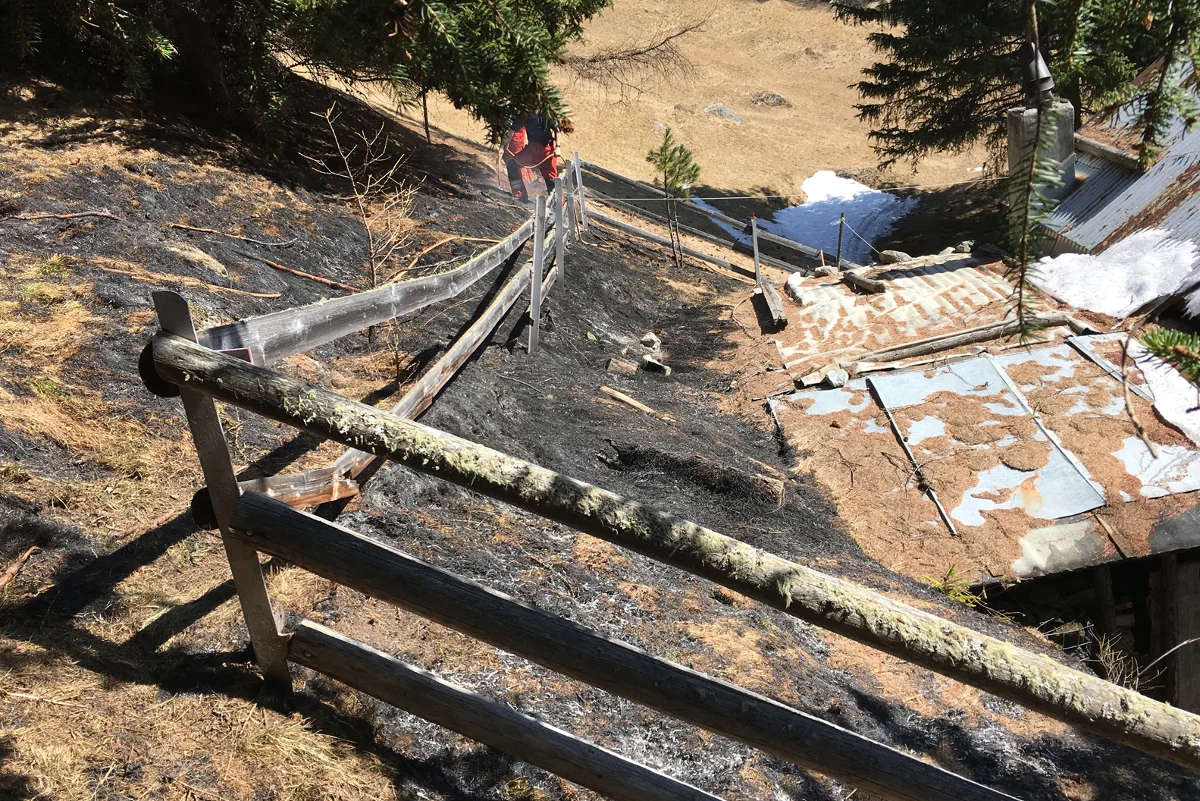 Zernez GR - Flurbrand: Löscheinsatz unter erschwerten Bedingungen