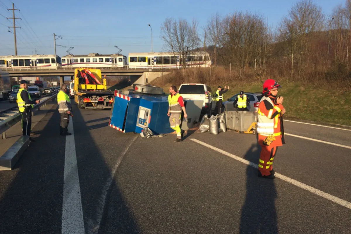  Anhänger auf der A1 bei Oberentfelden gekippt