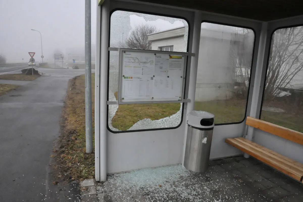 Eschen FL - Haltestelle mit Golfball beschädigt