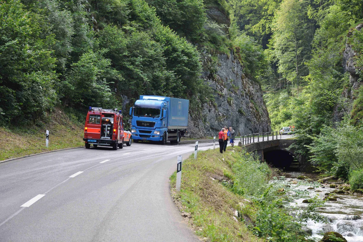 Ausgelaufener Diesel verschmutzt Fahrbahn in Erschwil