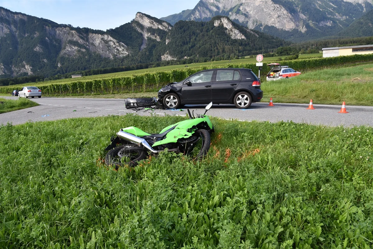 Fläsch GR: Kollision zwischen Auto und Motorrad