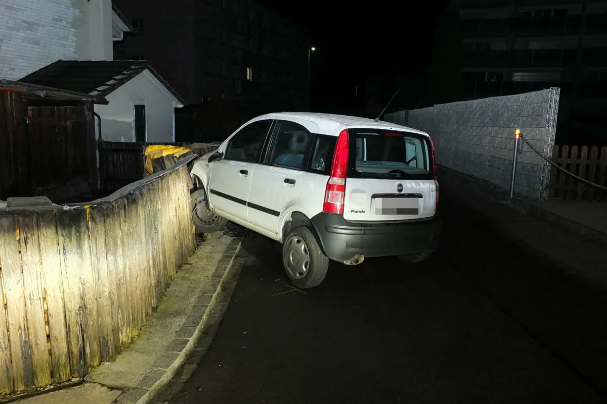 Niederuzwil: Verfolgungsfahrt endet in Holzzaun
