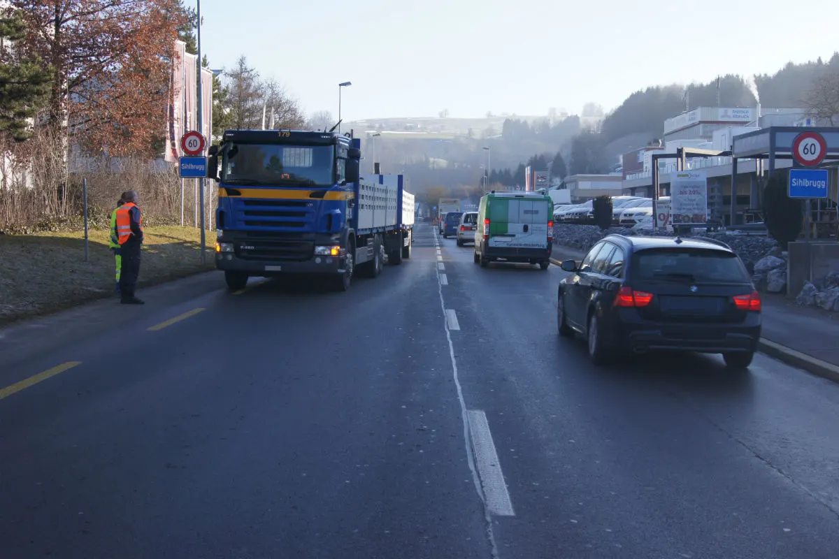 Walterswil ZG - Lastwagen behindert den Verkehr