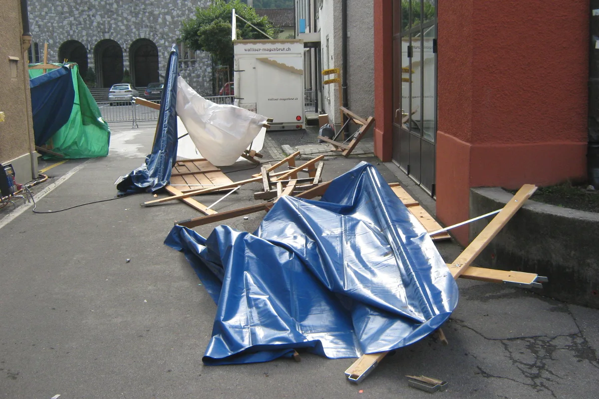 Sachbeschädigung in Netstal auf Kilbiplatz