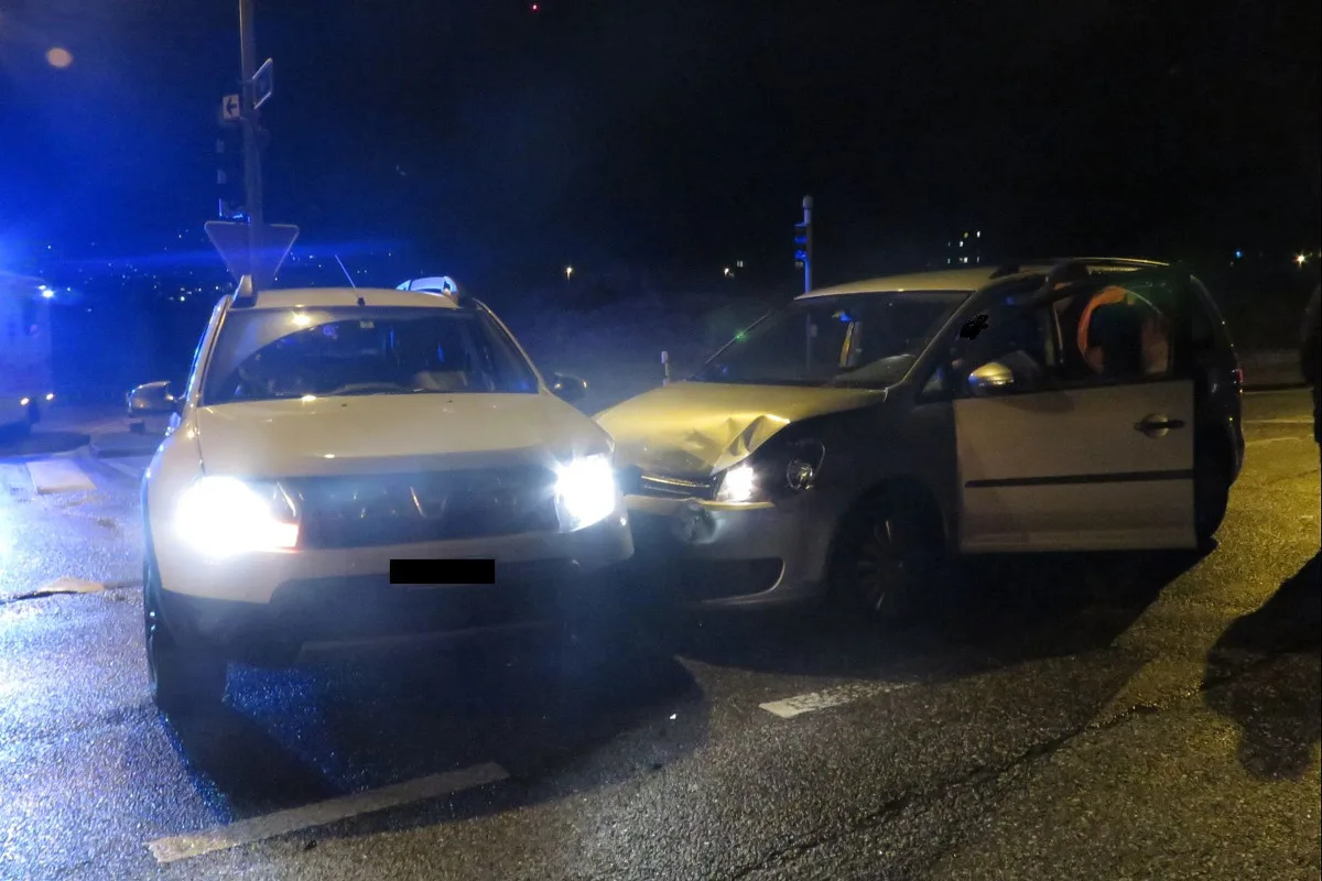 Aesch BL - Seitliche Frontalkollision fordert einen Verletzten 
