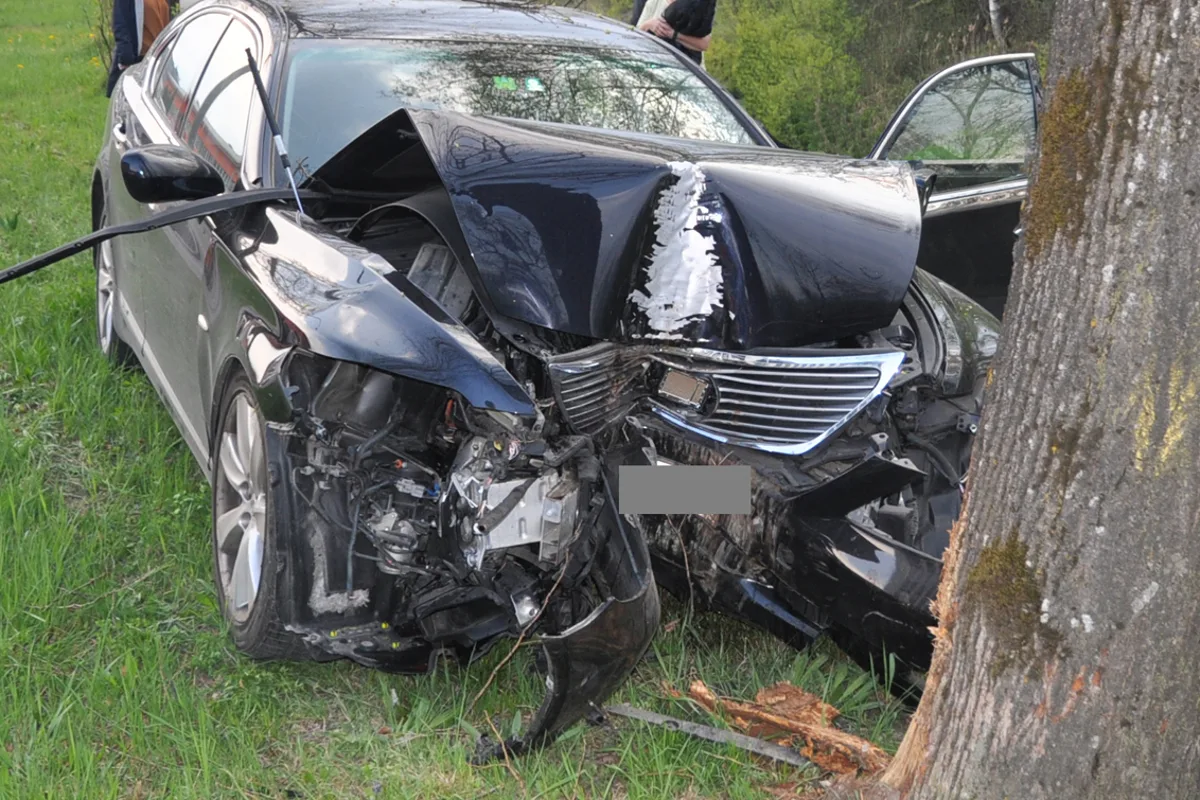 Bendern FL - Autofahrer überlebt Kollision mit Baum nicht