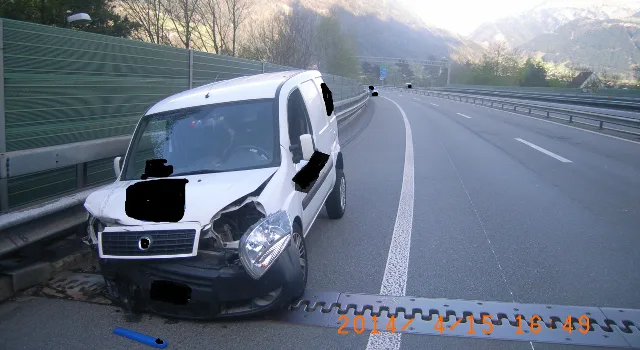 Lieferwagen mit Totalschaden - Crash auf der A2 bei Seedorf