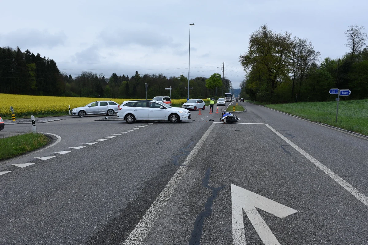 Nassenwil ZH - Motorradfahrer bei Kollision mit Auto verletzt
