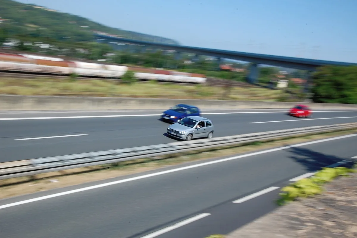 Widnau SG: Zivilfahrzeug der Polizei auf der Autobahn rechts überholt