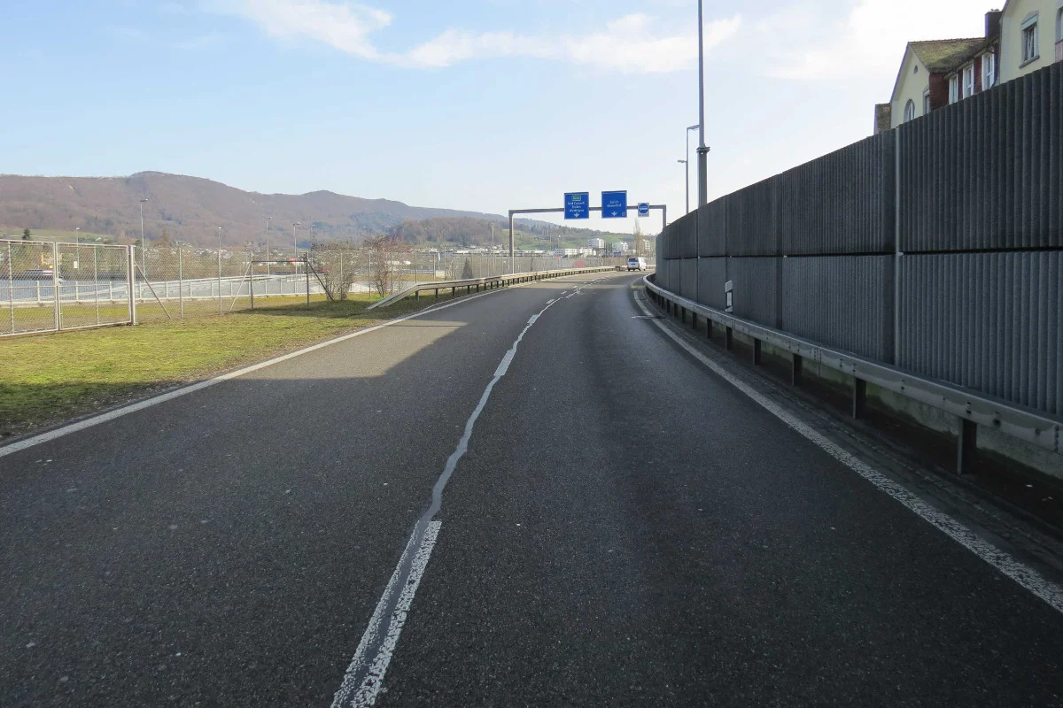 Beim A1-Anschluss Neuenhof nach rechts abgedrängt