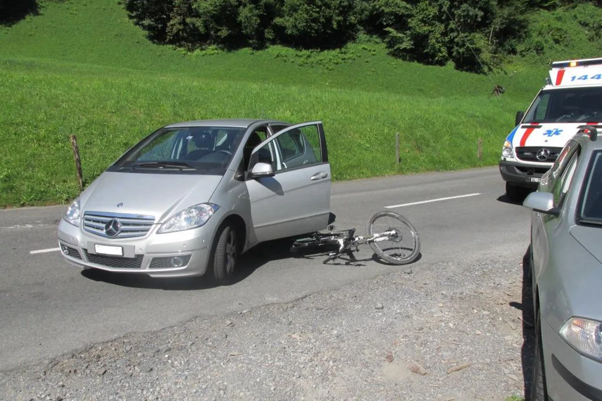 Kollision in Glarus GL - Velofahrer verletzt